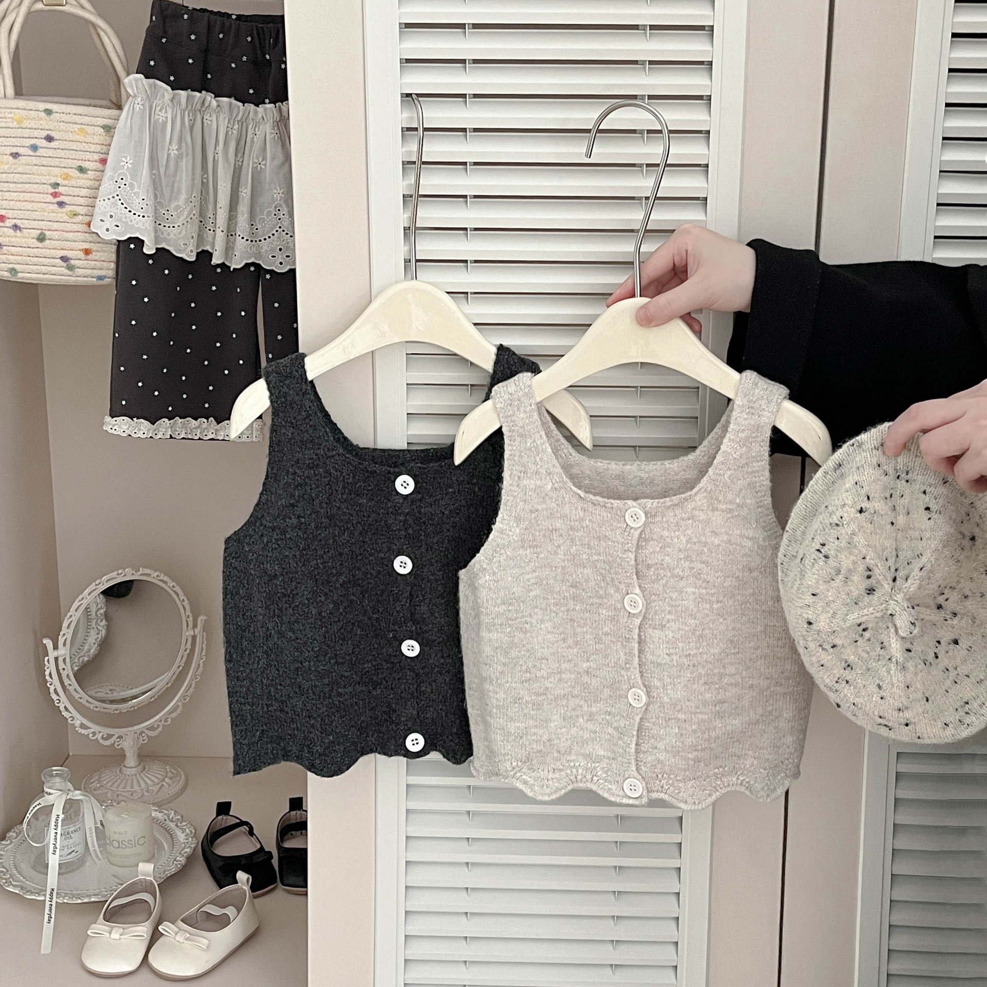 Sen niñez chaleco de punto primavera y otoño 2025 nuevo vestido de otoño para niños plegado chaleco de hombro