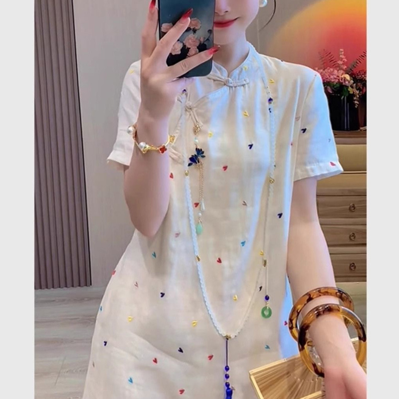 新しい中国風の白い愛の斜めの襟ミッドレングス半袖シャツ女性のための夏のハイエンドのレトロなボタン付きトップ女性のための