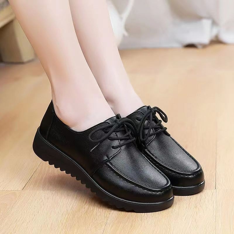 Zapatos de cuero negro de primavera de mujer nuevos lazos de suela gruesa, zapatos de madre cómodos, zapatos antideslizantes, zapatos de mujer al por mayor