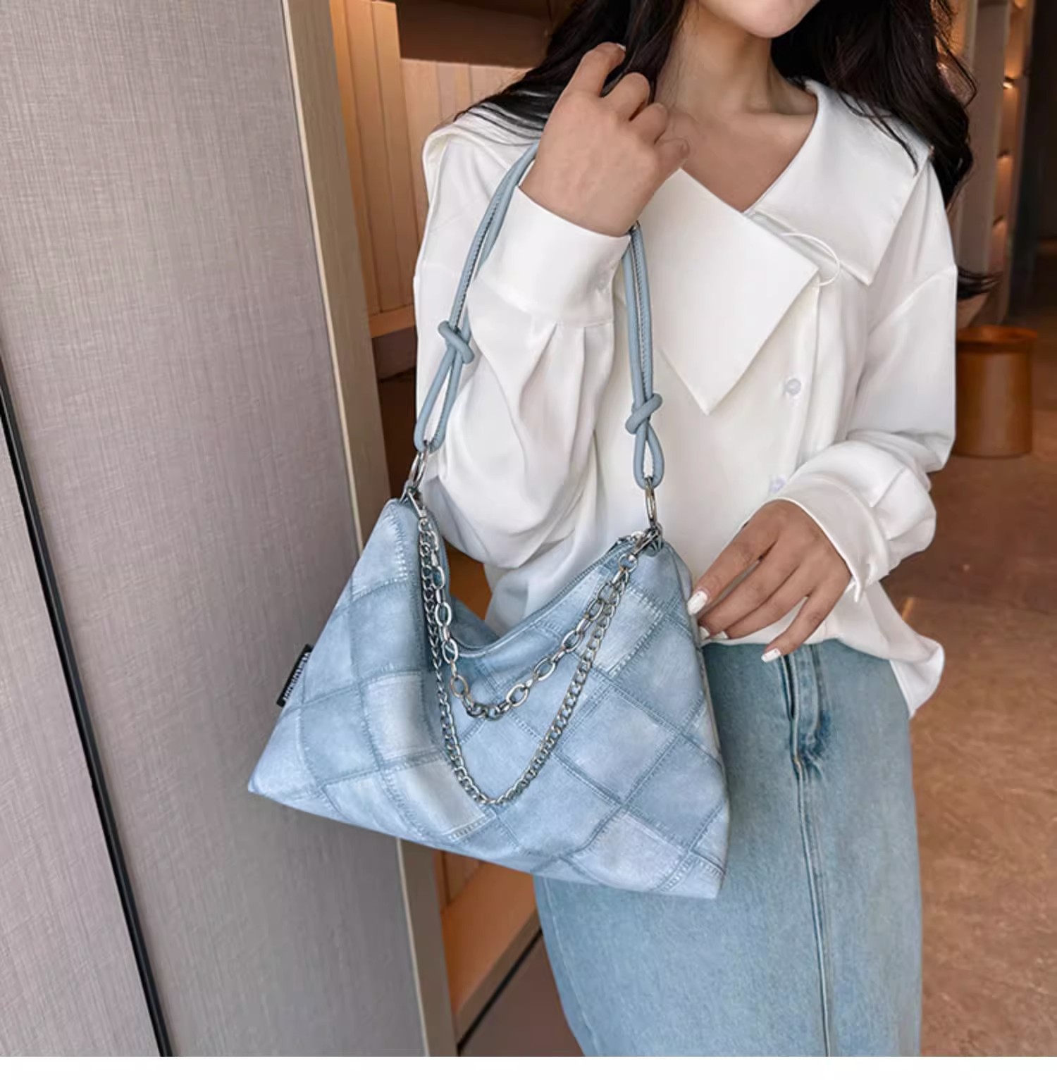 A niche canvas bag with a large capacity for women, a trendy 2023 new style for work, commuting, and student classes, a single-shoulder underarm tote bag undefined