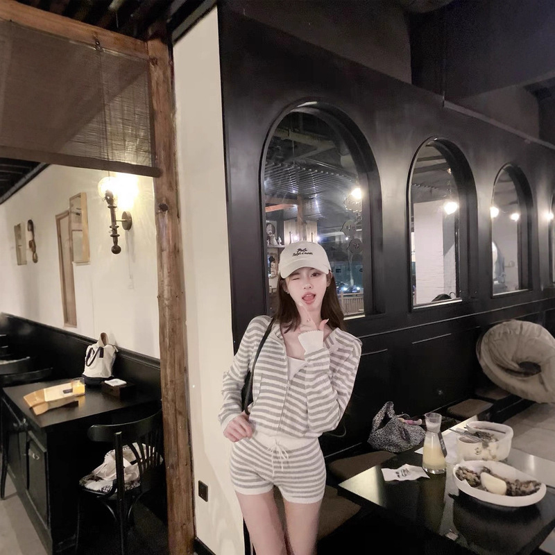 若语 气质纯欲舒适私服系列 灰白条纹连帽开衫短裤套组秋冬款|undefined