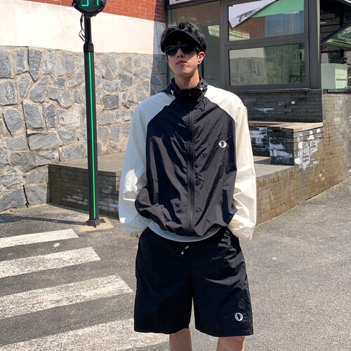 Light luxury casual sunscreen set for men, summer sunscreen top and shorts set, matching a pair of American streetwear outdoor two-piece set