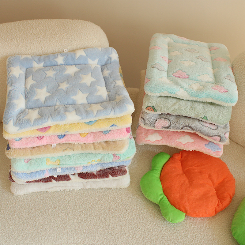 Factory wholesale pet mat thickened warm foster care mat flannel blanket mat kennel Four Seasons double-sided sleeping mat