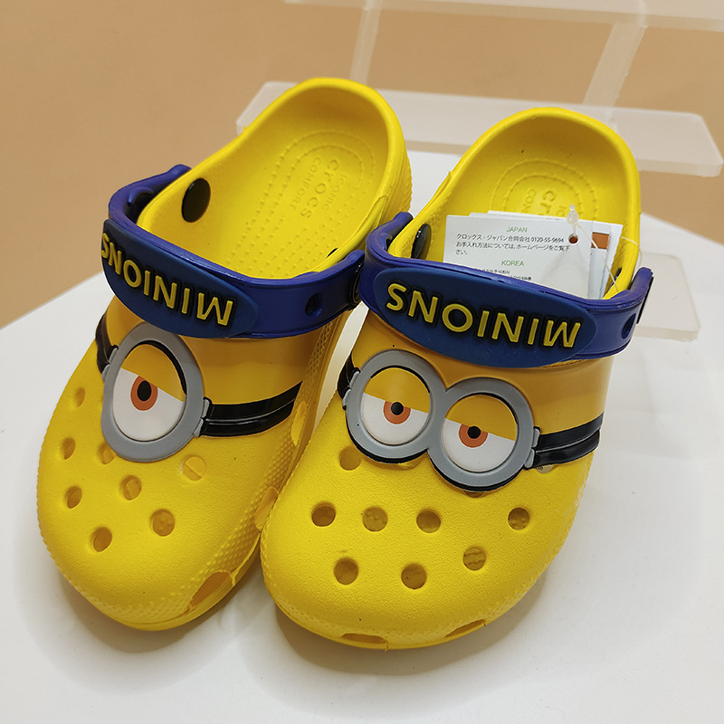 Croos Co-branding Cartoon Steely Auto Kids Hole Zapatos de verano para niños y niñas con zapatillas frías antideslizantes