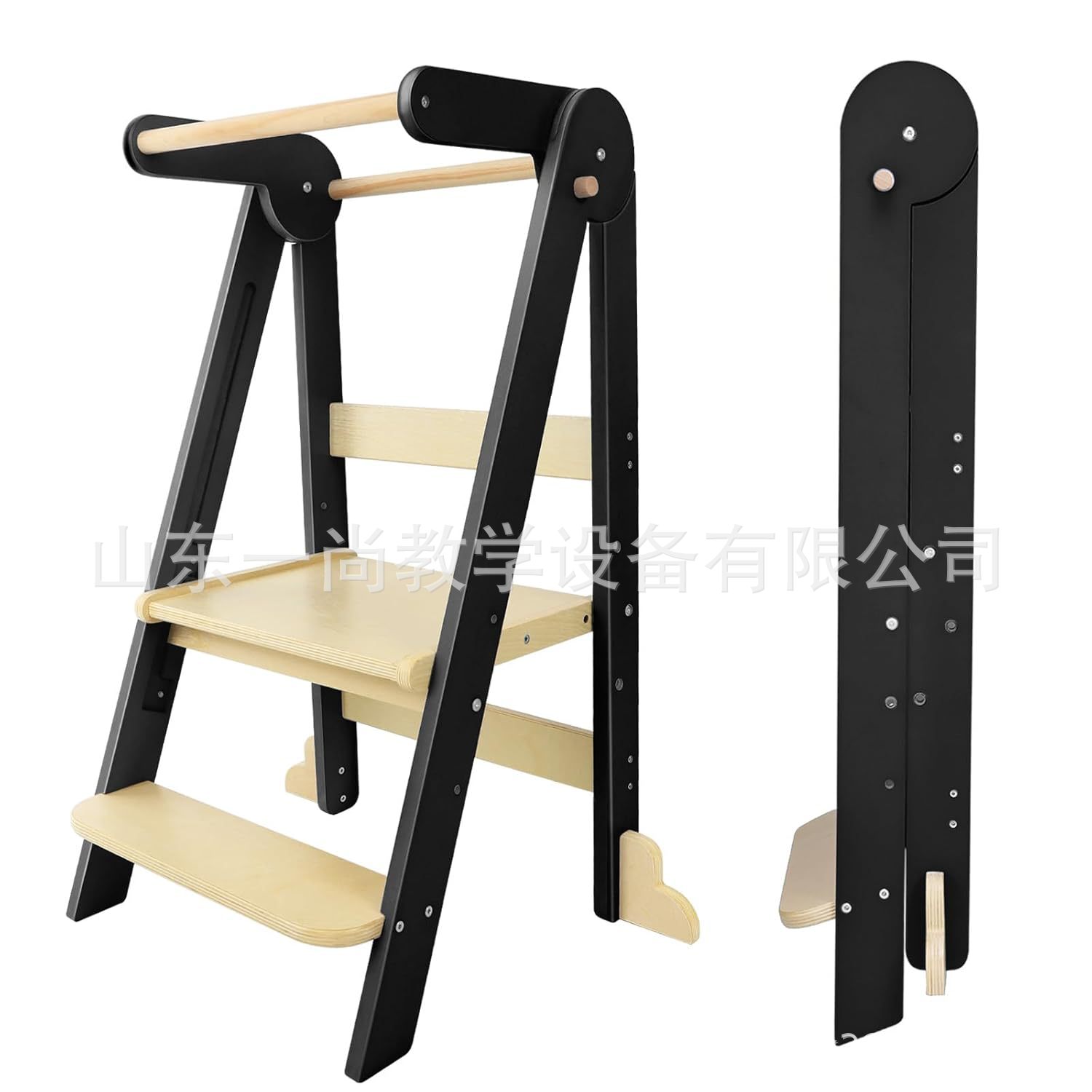 子供の手を洗う腰掛けの赤ちゃんの足は腰掛けを踏みます。