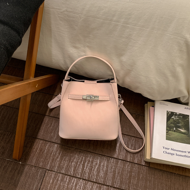 Cross-border 2026 nuevo estilo coreano nicho Zhong bolso de cubo de agua super caliente mujer de viaje universal temperamento casual mochila diaria