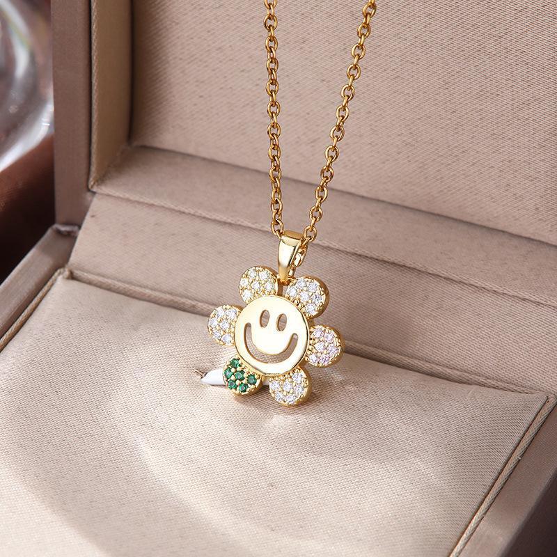 Elegant necklace solar-powered
