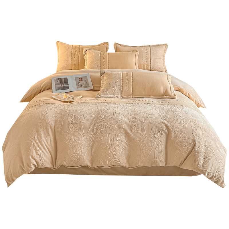 La cama de terciopelo de leche tallada de cuatro piezas set2025 nuevo invierno engrosado colcha de coral sábanas de franela