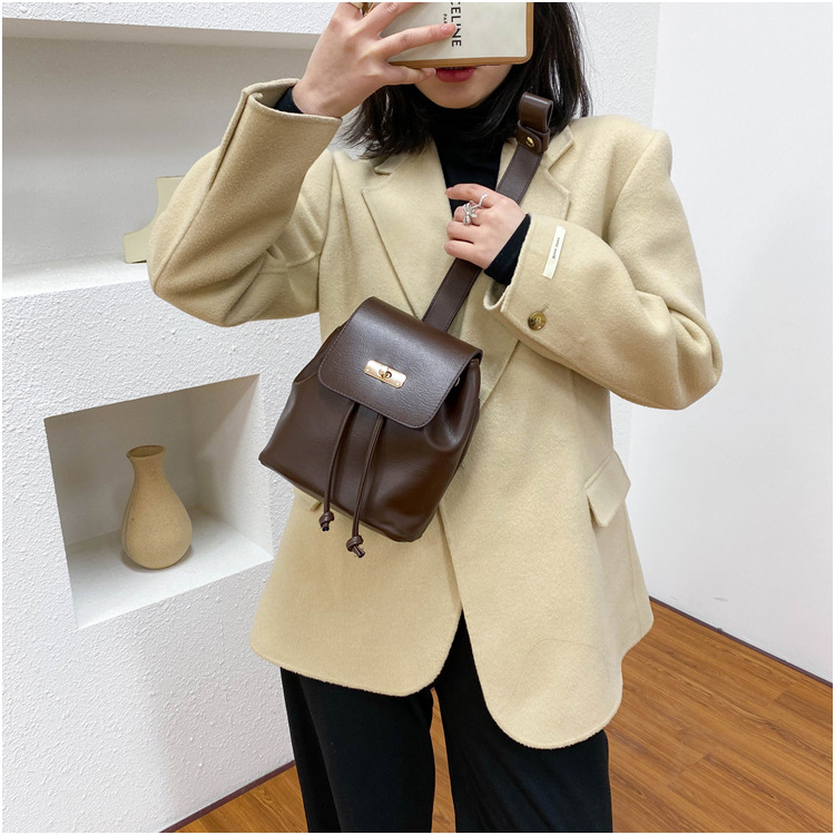 New Fashion Retro Messenger Bag display picture 11