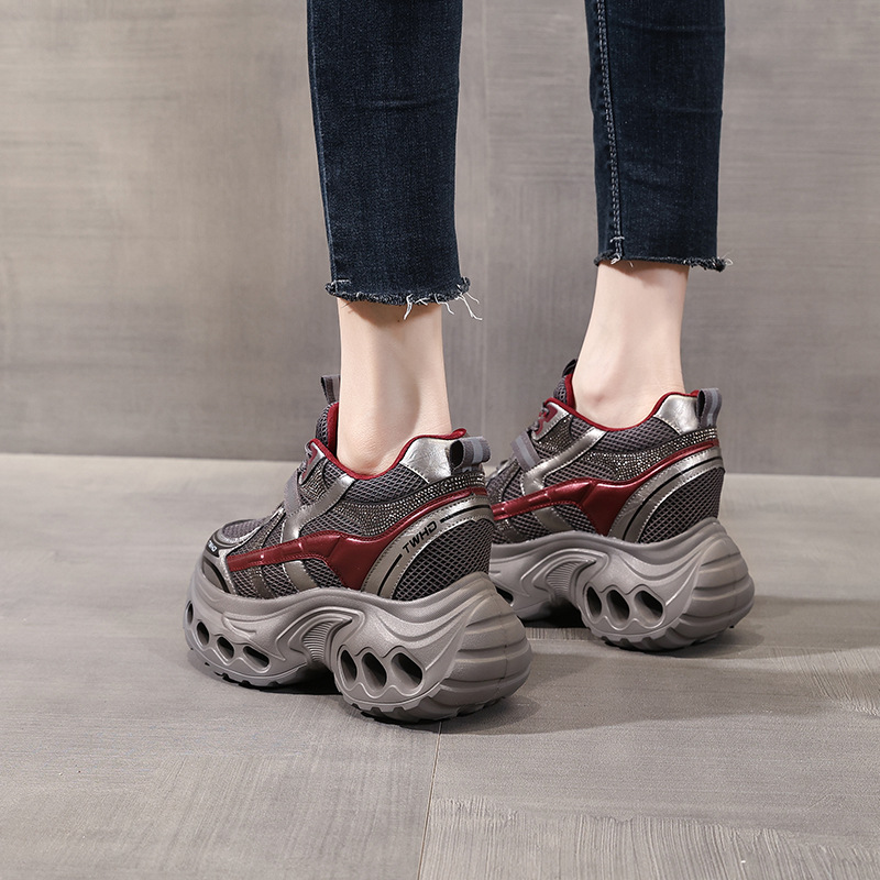 Giày sneaker nữ đế dày phong cách bố bỉm lỗ thoáng khí, tăng chiều cao 12 cm — màu nâu