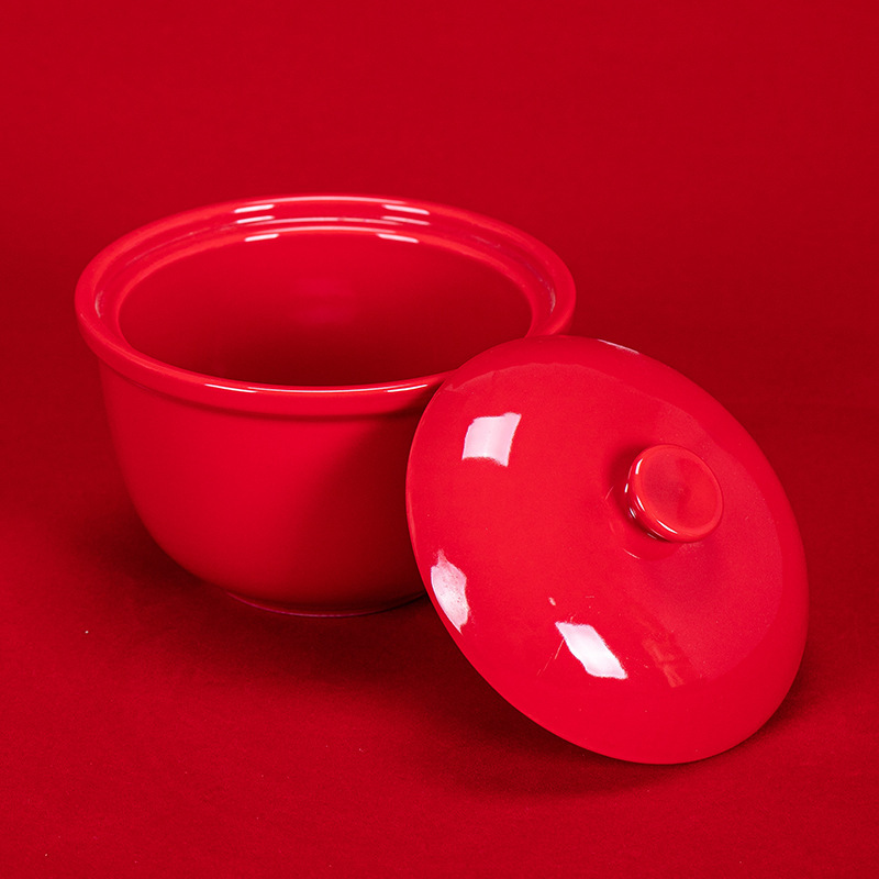お祝いの赤い陶磁器の食器と皿のスープの碗のステーキの皿の口の杯のシチューの杯|undefined