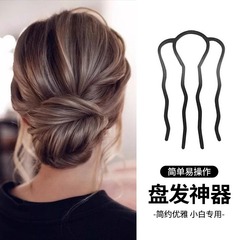 怠惰な人は神器の団子の頭に櫛のヘアピンを挿します。