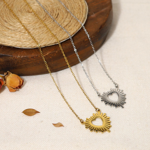 Cross-border European and American style new sunflower pendant necklace electroplated 18K gold titanium steel non-fading short women's necklace