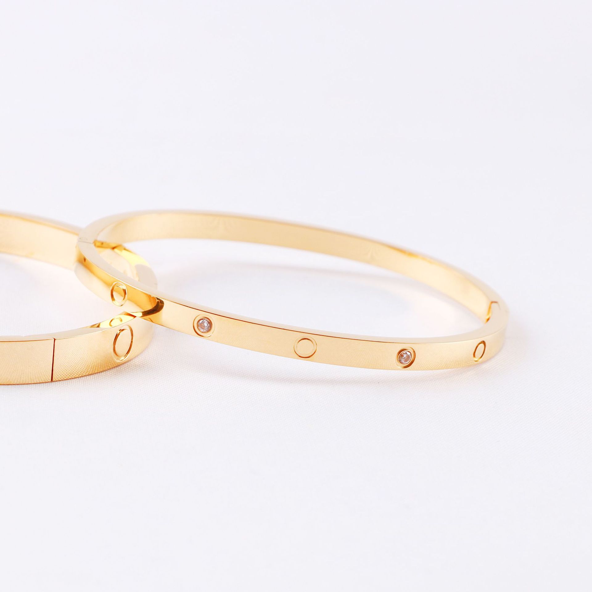 国境を越えて人気の高い留め金式ブレスレット、ダイヤモンド付きブレスレット、幅広・幅狭バージョン、18金チタン鋼ブレスレット、工場直送