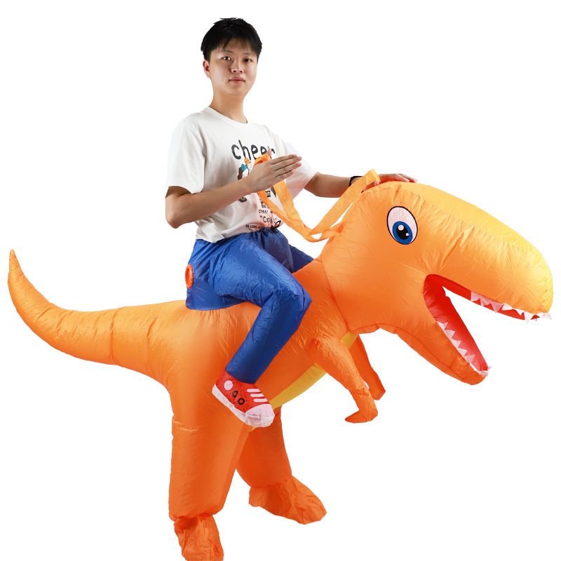 ハロウィンの子供の覇王竜は乗って恐竜に乗るのを責めます。|undefined