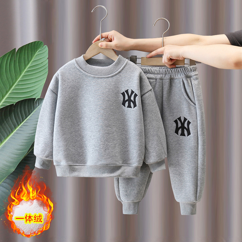 6493 Traje de terciopelo para niños Ropa de otoño e invierno 2025 Nuevo suéter para niños Ropa deportiva Invierno Bebé Una marea de terciopelo