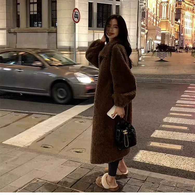 Осень и зима 2025 новые кофейные цвета стойка воротник меховая куртка, imitation lamb wool женское длинное утолщенное искусственное меховое пальто для женщин
