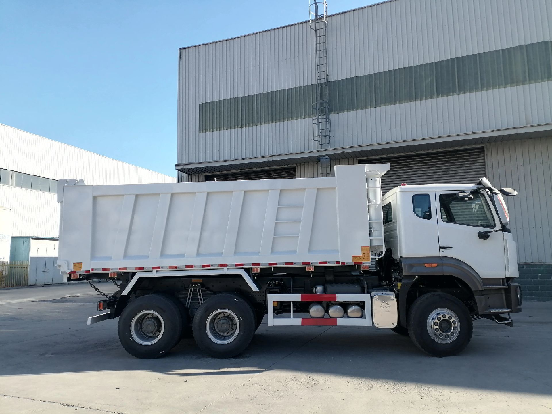 Factory cross-border HOWO NX 10-wheel sand and gravel engineering dump truck, 371 horsepower heavy-duty truck for export