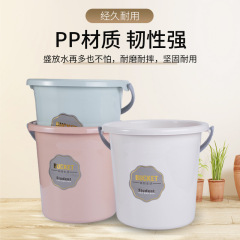 厚いプラスチックは取っ手を持ってバケツを持ち上げます。