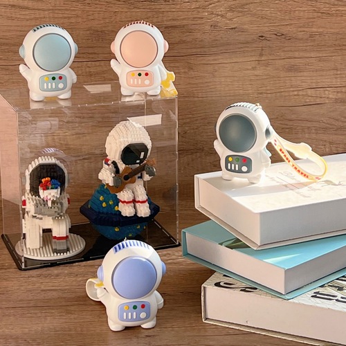 New Astronaut Mini USB Small Fan Astronaut Charging Student Portable Handheld Desktop Bladeless Fan