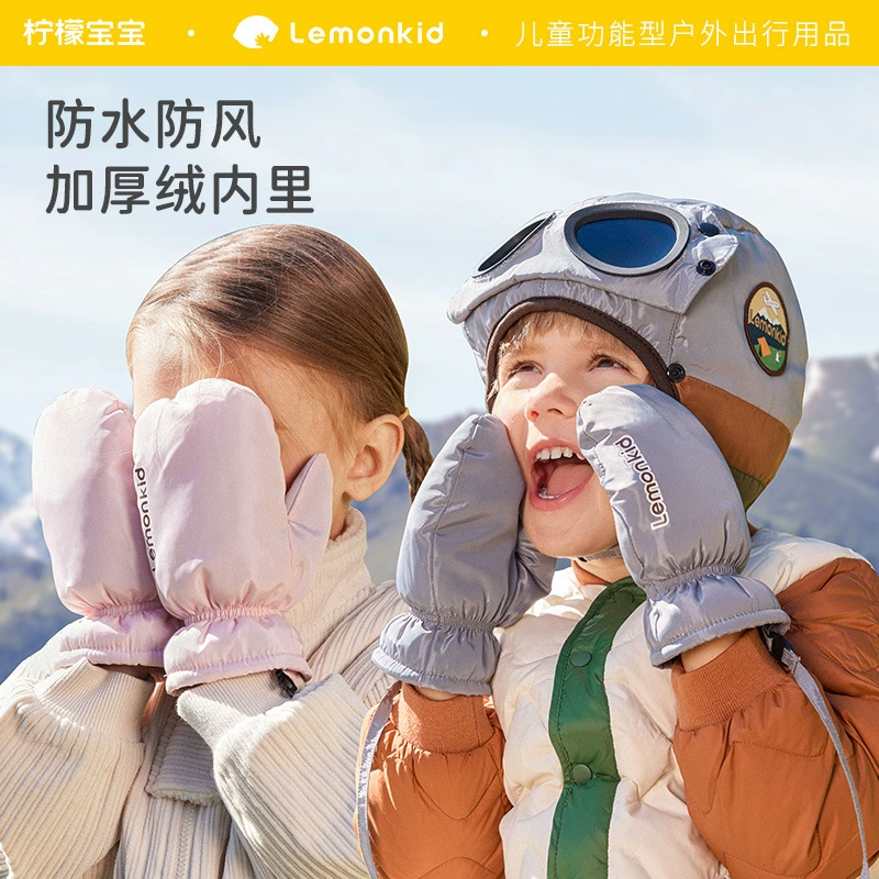 Лимонный ребенок катается в теплых перчатках