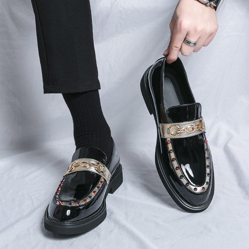 Botas de guerra de oro de Chelsea de tamaño transfronterizo, 46 zapatos de cuero de moda, zapatos de moda de clavos de sauce, zapatos de moda para hombres.