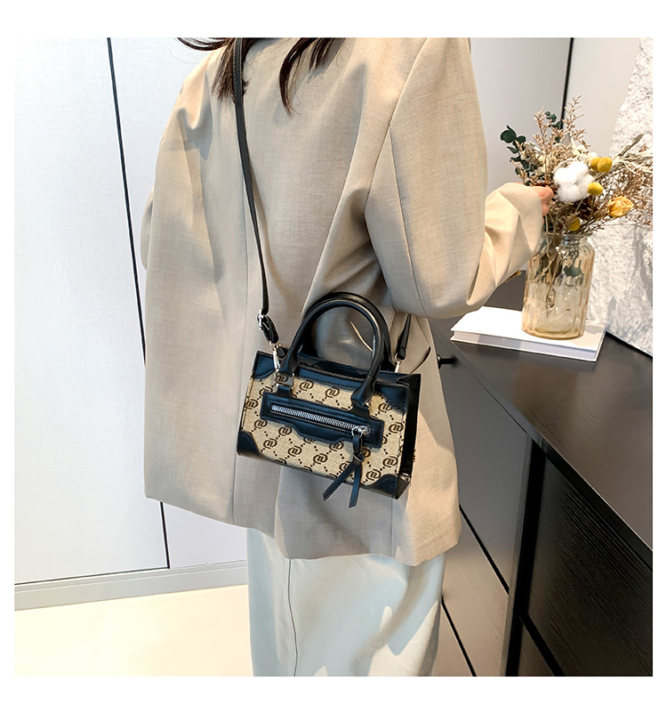This stylish single-shoulder handbag, with a simple and casual texture, is a new Korean style crossbody small square bag for women in the autumn of 2024 undefined