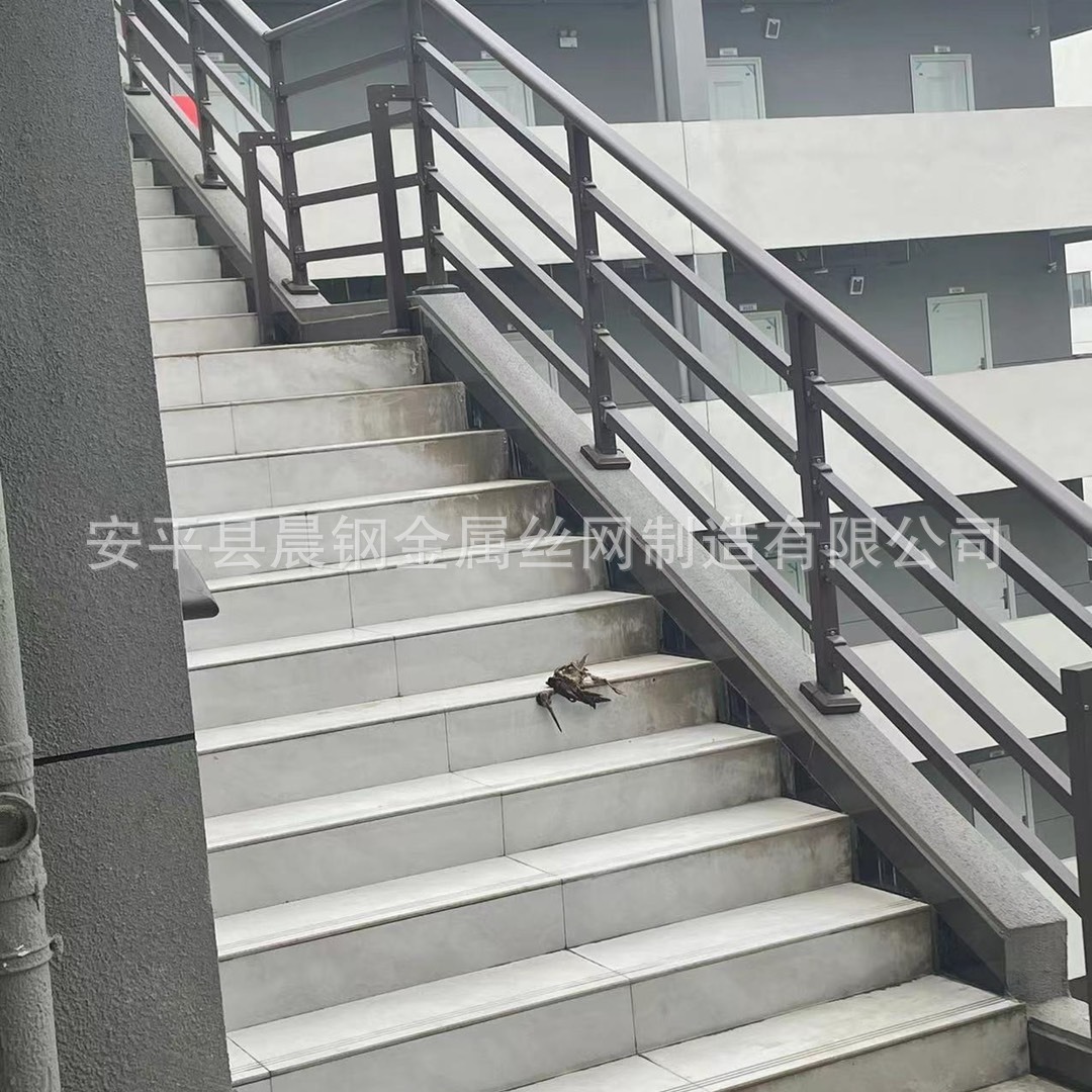 定制仿木纹楼梯护栏厂家楼房组装锌钢栏杆阳台飘窗连廊安全防护栏