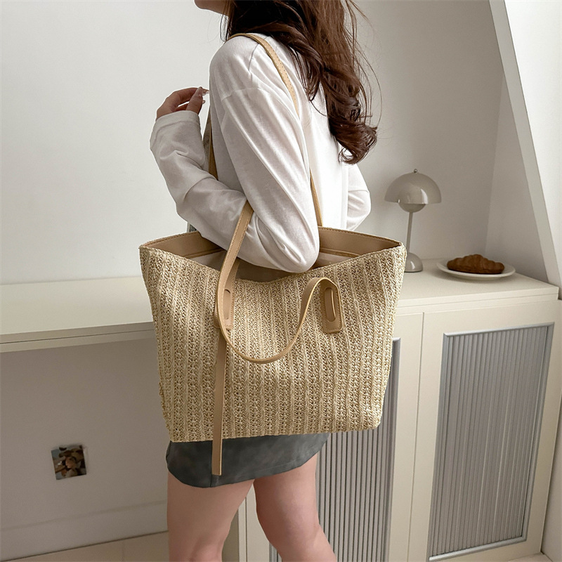 Bolsa de gran capacidad para mujeres 2024 nuevo bolso de paja de viaje de moda en línea bolso de hombro para trabajar