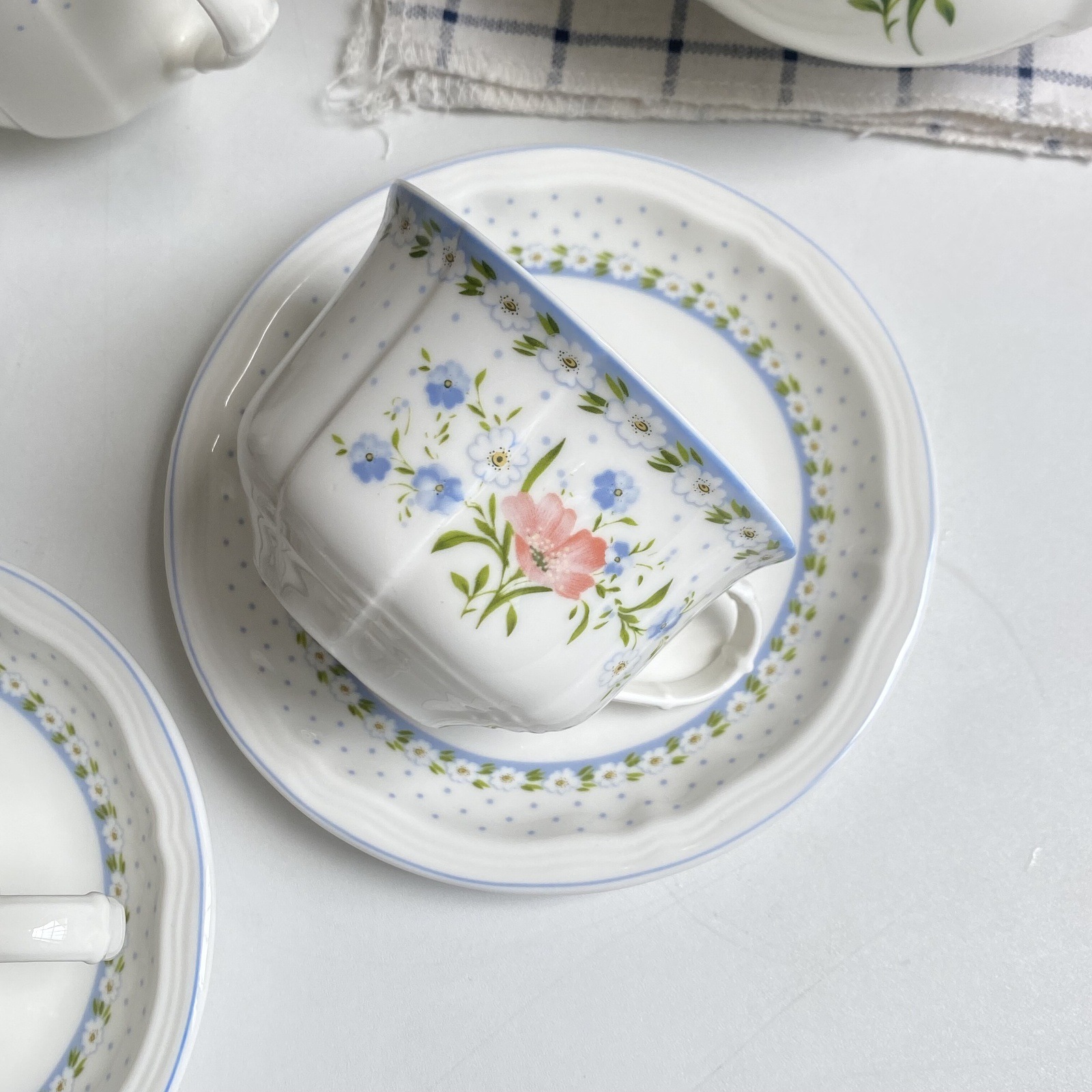 Comercio exterior simple taza de café de cerámica de alto valor nominal pequeña flor triturada set de té de la tarde té negro taza de café taza de té plato