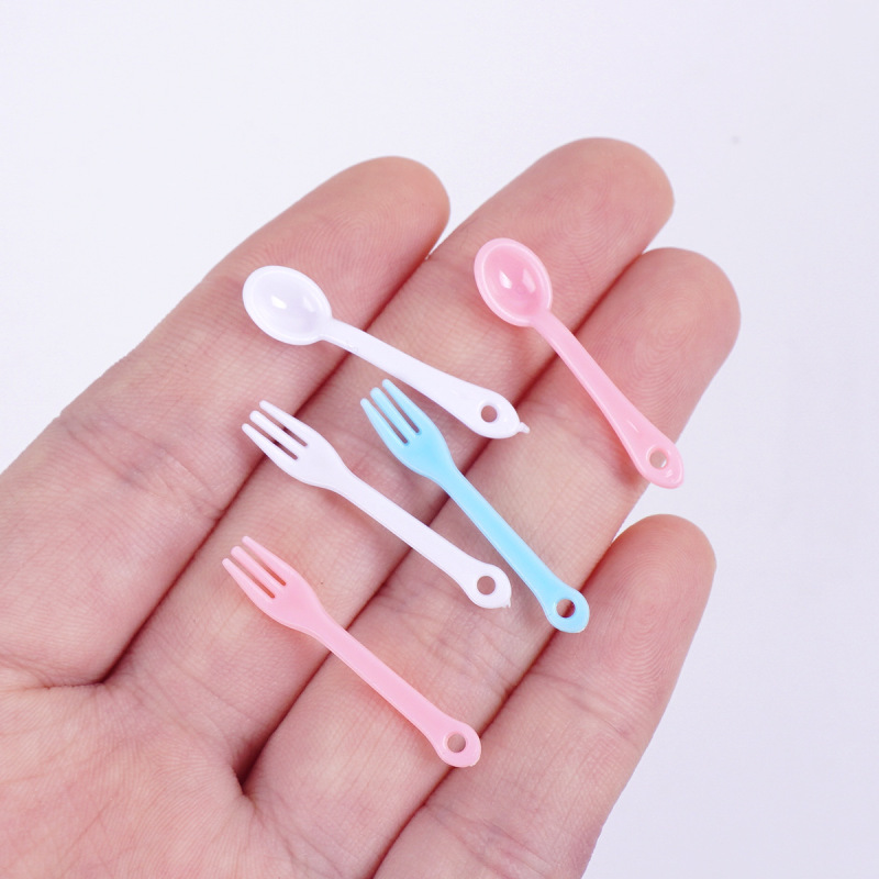 模擬ミニ小さな穴付きスプーンとフォーク DIY ミニキッチンキッチン用品装飾品ミニチュア食品おもちゃキッチンおもちゃ|undefined