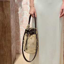 网红同款26年春夏新款金属装饰编织镂空手提斜跨水桶包女