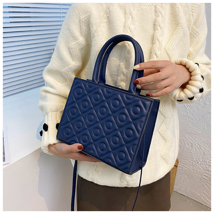 Retro Solid Color Handbag Fashion Shoulder Bag Casual Rhombus Embossing Messenger Bag display picture 10