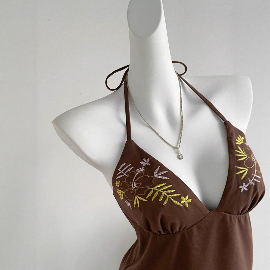 Completo due pezzi da donna in stile retrò e piccante: canotta con scollo all'americana e pantaloncini con motivo a foglie, perfetto per l'estate._voghion.com