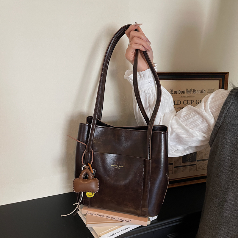 2025 nuevo bolso de mujer de cuero suave de gran capacidad bolso retrógrado bolso de mano para trabajar bolso de hombro bolso de cubo de mano