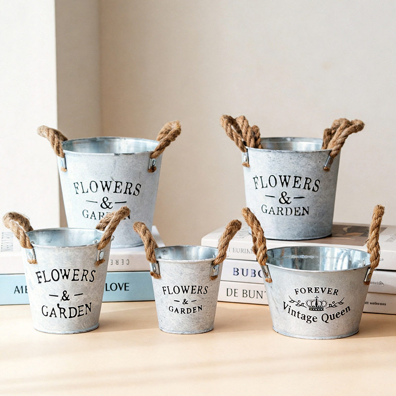 Macetas y cubos de hierro vintage para exportación, macetas decorativas redondas de hojalata con acabado envejecido para plantas verdes y suculentas.