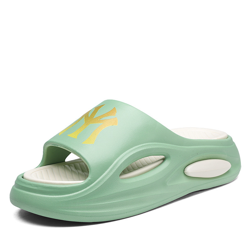 Zapatillas para hombres de verano nuevas marcas de moda para pisar la sensación deportiva de excremento de zapatos de playa para parejas caseras zapatillas frías de tamaño grande