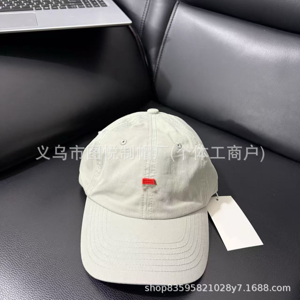 밝은 회색 빨간색 사각형