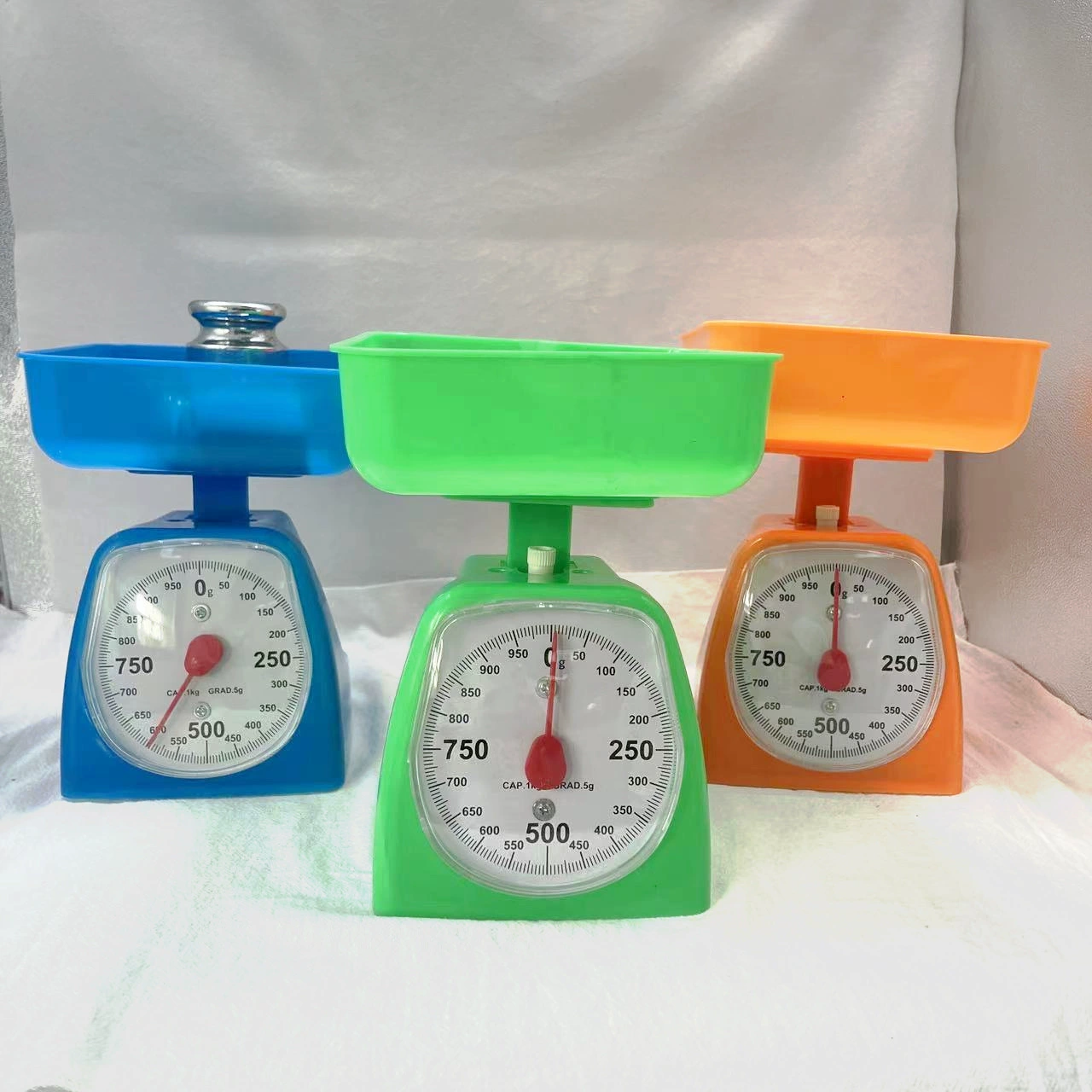 Учебные весы Студенческий кухонный механик сказал, что трехлетний студент Сяо Ке сказал, что домашний весенний весовой шкал мини-стол