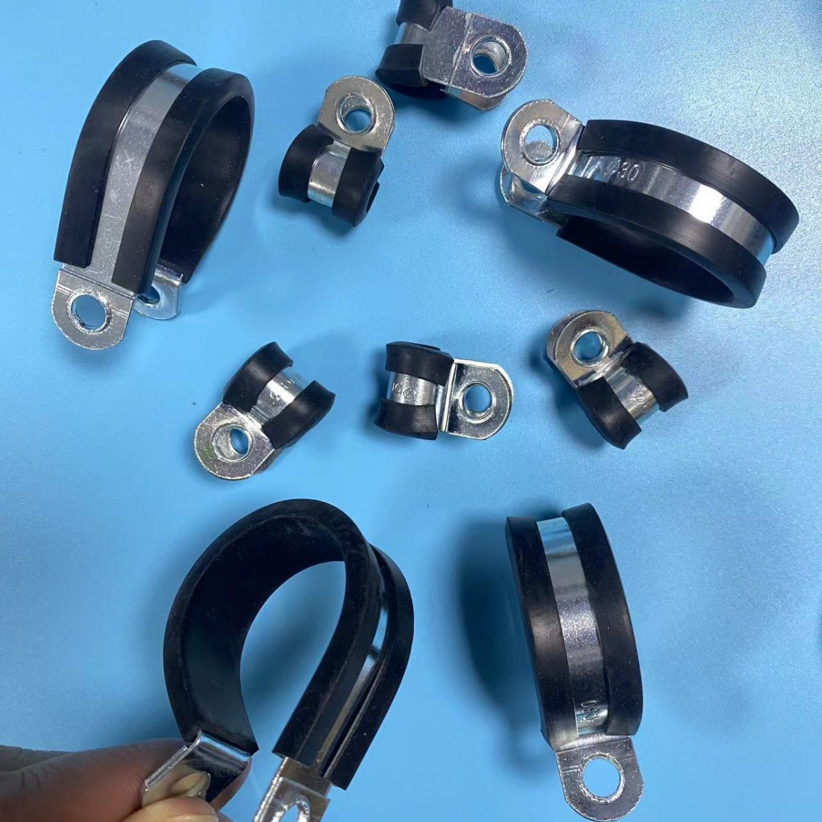 R型连胶条卡箍 R型带胶软管紧固夹 R型橡胶减震防震抱箍18mm