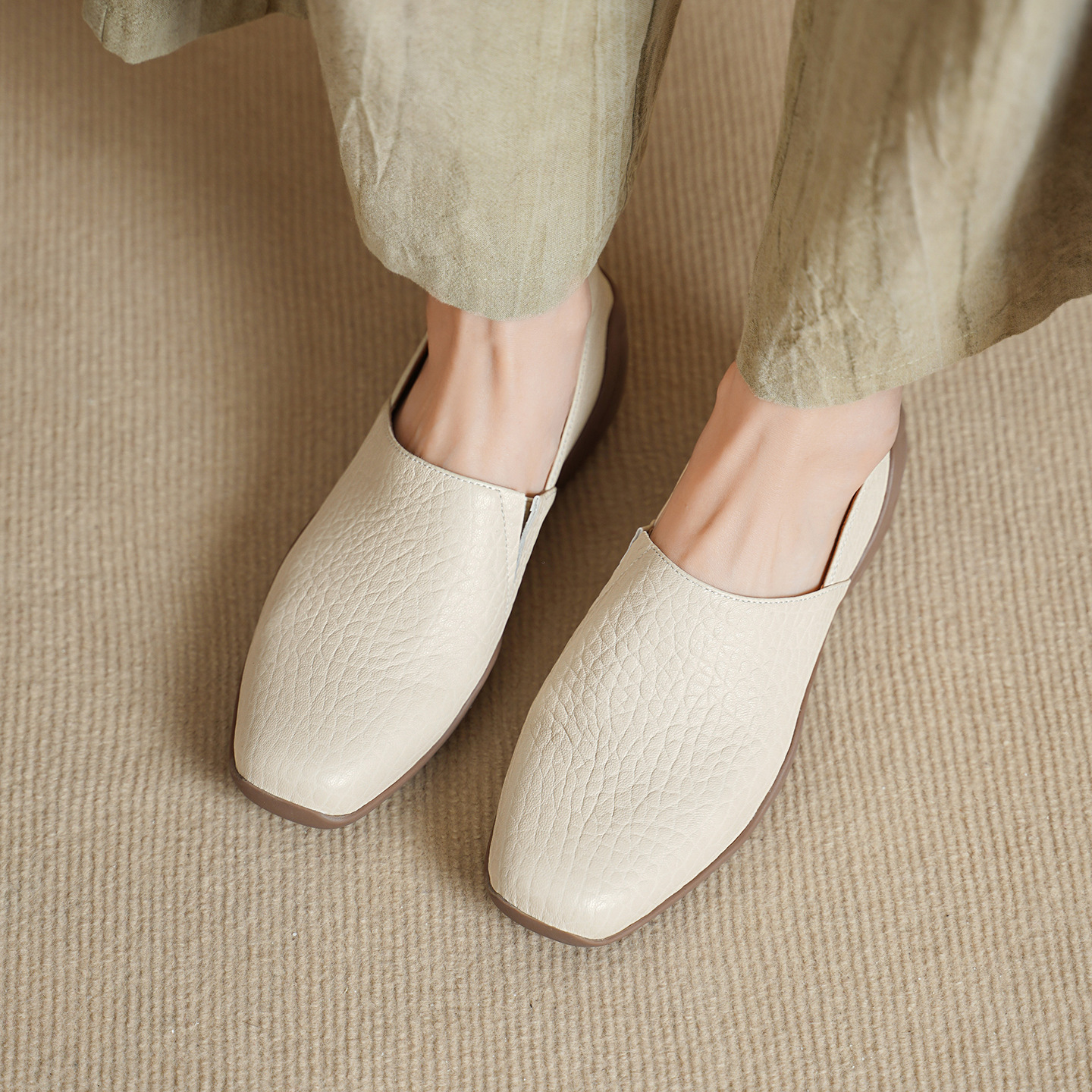 Giày loafer nữ da dê mũi tròn, gót trung 3 cm, hoa nổi, phong cách cổ điển — đen