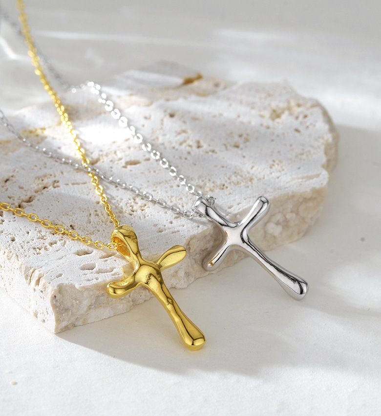 Zilveren ketting met kruis en onregelmatige lava textuur dames_voghion.com