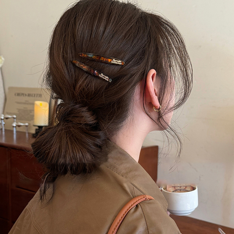 Horquilla florecilla simple primavera y verano nuevo estilo retro moda todo fósforo clip lateral de una palabra sentido de alta calidad temperamento exquisito accesorios para el cabello