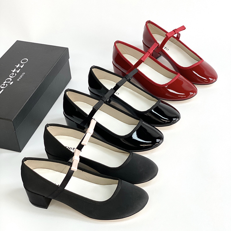 elegant red Mary Jane shoes flat made of patent leather low-cut…