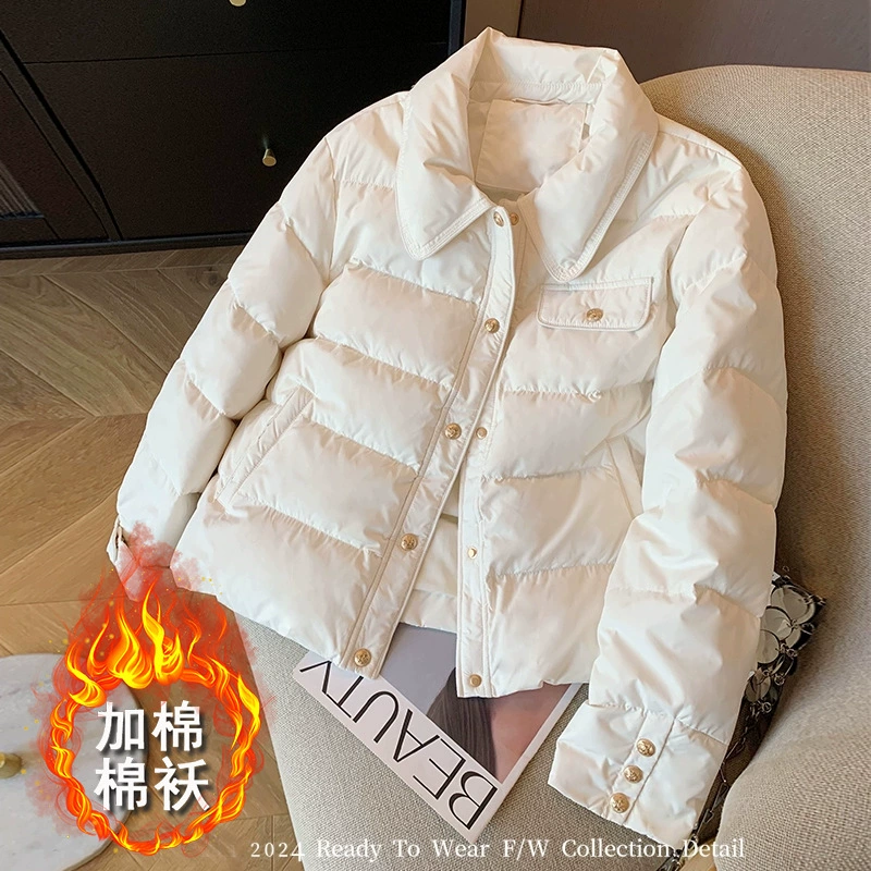 Белая золотая пряжка маленькая ароматная ветерка с лацканой хлопчатобумажная одежда женская 2024 зимняя мода дикий темперамент теплая короткая куртка