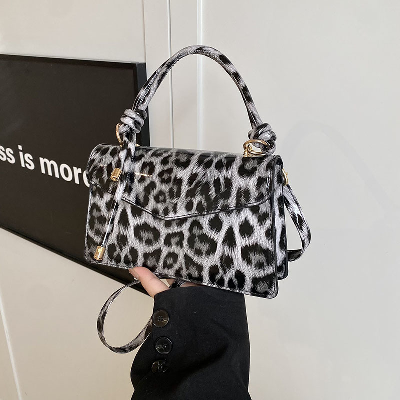 Bolso de mujer 2025 primavera nueva moda europea y americana leopardo mochila de moda brillante temperamento de una caja de hombro bolsa de moda