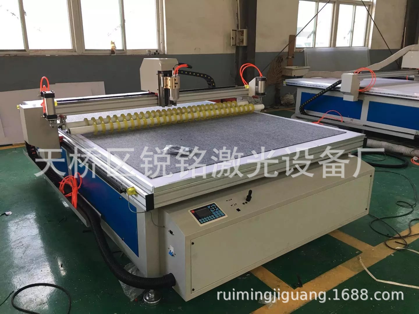 供满足成卷丝圈脚垫上料加工的汽车脚垫数控切割机 快速曲线切割