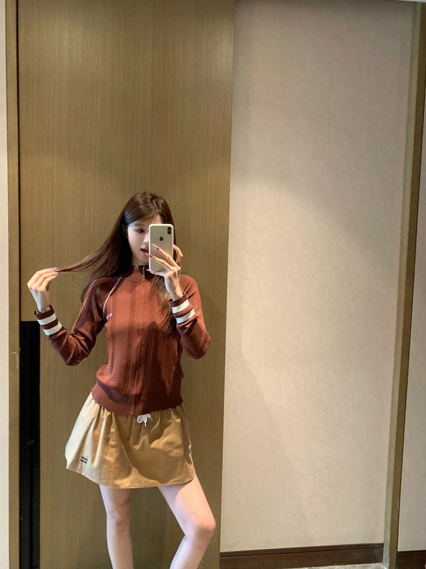 ミュウ栗子のカレッジ風ニットジップアップジャケットは本当に気に入っています。このアイテムはスリムで体型を美しく見せます。|undefined