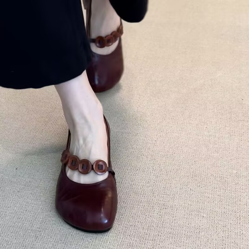 2026 nuevo producto primavera y verano nicho retrógrado cabeza redonda tacones gruesos zapatos de moda simple botón universal boca superficial aumento de altura Mary