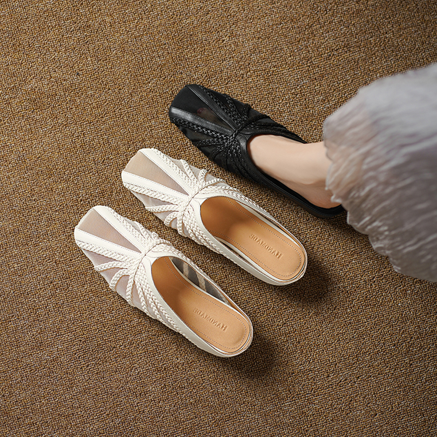 Dép sandal nữ mũi nhọn quai chữ V đế xuồng cao 7 cm, chất liệu lưới ren họa tiết hoa — đen